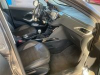 Usado Peugeot 2008 Allure 120 CV (88 kW) 2015 Gris / plata SUV