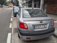 Usado Kia Rio EX 110 CV (80 kW) 2007 Gris / plata Berlina