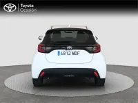 Usado Toyota Yaris Hybrid Active 116 CV (85 kW) 2023 Blanco Monovolumen