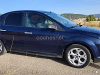 Usado Ford Focus Ghia 109 CV (80 kW) 2006 Azul Berlina