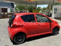 Usado Toyota Aygo 68 CV (50 kW) 2006 Rojo Utilitario