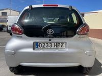 Usado Toyota Aygo Live 68 CV (50 kW) 2013 Gris / plata Utilitario