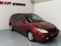 Usado Ford Focus Trend 90 CV (66 kW) 2001 Granate Berlina