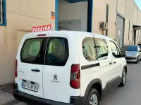 Usado Peugeot Rifter Access 100 CV (73 kW) 2019 Blanco Monovolumen