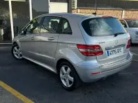 Usado Mercedes B180 109 CV (80 kW) 2008 Gris / plata Monovolumen
