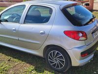 Usado Peugeot 206 60 CV (44 kW) 2011 Gris / plata Berlina