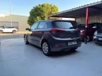 Usado Hyundai i20 75 CV (55 kW) 2016 Gris Utilitario