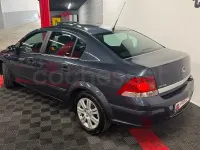 Usado Opel Astra Edition 100 CV (73 kW) 2009 Gris / plata Berlina