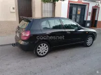 Usado Nissan Almera Visia 82 CV (60 kW) 2004 Negro Berlina