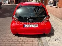 Usado Toyota Aygo Live 68 CV (50 kW) 2012 Rojo Utilitario
