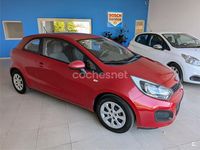 Usado Kia Rio 85 CV (62 kW) 2014 Rojo Berlina
