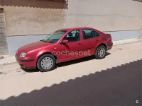 Usado VW Bora Trendline 100 CV (73 kW) 2002 Rojo Berlina