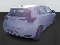 Usado Toyota Auris Hybrid Business Edition 136 CV (100 kW) 2018 Blanco Berlina