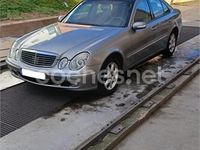 Usado Mercedes E270 Elegance 170 CV (125 kW) 2002 Gris / plata Berlina