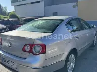 Usado VW Passat Highline 140 CV (102 kW) 2006 Gris / plata Berlina