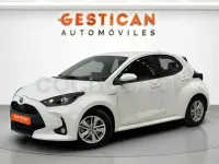 Usado Toyota Yaris Hybrid Active 116 CV (85 kW) 2022 Blanco Berlina
