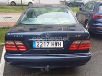 Usado Mercedes E270 Elegance 170 CV (125 kW) 2000 Azul Berlina
