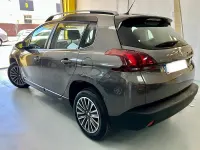 Usado Peugeot 2008 Style 100 CV (73 kW) 2017 Gris / plata SUV