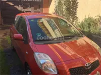 Usado Toyota Yaris 87 CV (63 kW) 2006 Granate Berlina