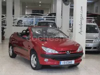 Usado Peugeot 206 110 CV (80 kW) 2001 Granate Descapotable