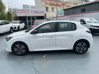 Usado Peugeot 208 Allure 100 CV (73 kW) 2020 Blanco Utilitario
