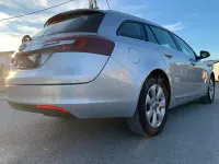 Usado Opel Insignia Selective 140 CV (102 kW) 2016 Gris / plata Familiar