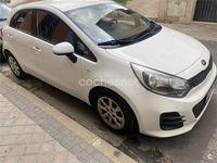 Usado Kia Rio 84 CV (61 kW) 2015 Blanco Berlina