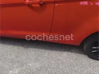 Usado Ford Fiesta Trend 100 CV (73 kW) 2015 Rojo Utilitario