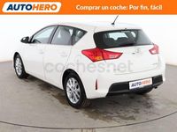 Usado Toyota Auris Active 90 CV (66 kW) 2015 Blanco Berlina
