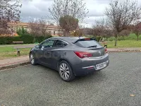 Usado Opel Astra GTC Selective 130 CV (95 kW) 2014 Gris / plata Berlina