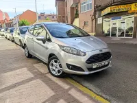 Usado Ford Fiesta Trend 100 CV (73 kW) 2013 Gris / plata Berlina