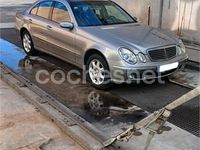 Usado Mercedes E270 Elegance 170 CV (125 kW) 2002 Gris / plata Berlina