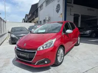 Usado Peugeot 208 Allure 82 CV (60 kW) 2018 Granate Utilitario