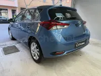 Używany Toyota Auris Hybrid Business Edition 136 KM (100 kW) 2016 Niebieski Sedan/Limuzyna