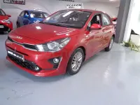 Usado Kia Rio 84 CV (61 kW) 2023 Granate Berlina