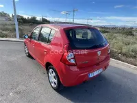 Usado Dacia Sandero Base 75 CV (55 kW) 2010 Rojo Berlina