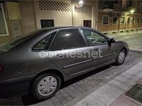 Usado Renault Laguna 95 CV (69 kW) 1995 Gris / plata Berlina
