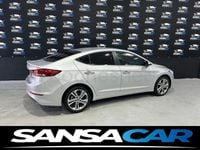 Usado Hyundai Elantra 128 CV (94 kW) 2018 Gris / plata Berlina
