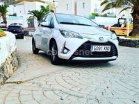 Usado Toyota Yaris Hybrid Active 100 CV (73 kW) 2018 Gris / plata Berlina