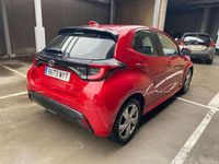 Usado Toyota Yaris Hybrid Active 116 CV (85 kW) 2025 Rojo Utilitario