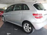 Usado Mercedes B200 140 CV (102 kW) 2011 Gris / plata Monovolumen