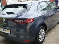 Usado Renault Mégane Life 100 CV (73 kW) 2017 Gris / plata Berlina