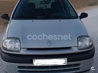 Usado Renault Clio 60 CV (44 kW) 2000 Gris / plata Berlina