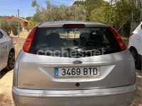 Usado Ford Focus Trend 100 CV (73 kW) 2002 Gris / plata Berlina