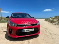 Usado Kia Rio 84 CV (61 kW) 2017 Rojo Berlina