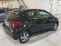 Usado Toyota Yaris Hybrid Active 100 CV (73 kW) 2016 Negro Berlina