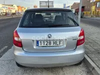 Usado Skoda Fabia Ambition 60 CV (44 kW) 2012 Gris / plata Berlina