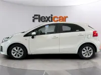 Usado Kia Rio 75 CV (55 kW) 2017 Blanco Berlina