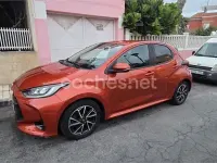 Usado Toyota Yaris Hybrid Style 116 CV (85 kW) 2022 Rojo Berlina