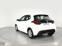 Usado Toyota Yaris Hybrid Active 116 CV (85 kW) 2022 Blanco Berlina